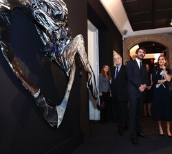 Su Majestad la Reina recibe las explicaciones de una de las obras, por parte del comisario de la exposición, Eloy Martínez de la Pera